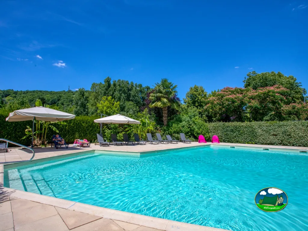 piscina exterior soleada