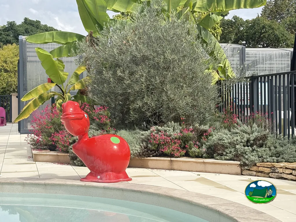 Escultura roja junto a piscina
