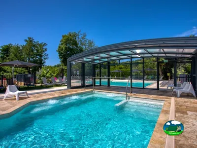 piscina cubierta con tumbonas