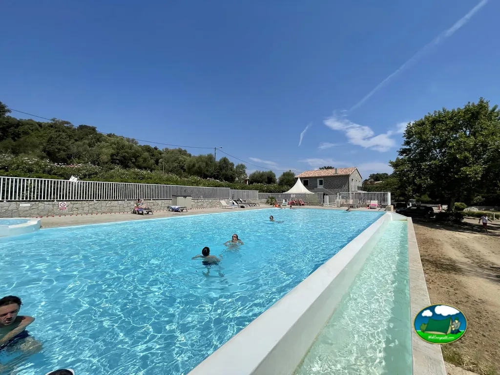 Piscina exterior entre árboles de Camping La Baie des Voiles, Porto-Vecchio