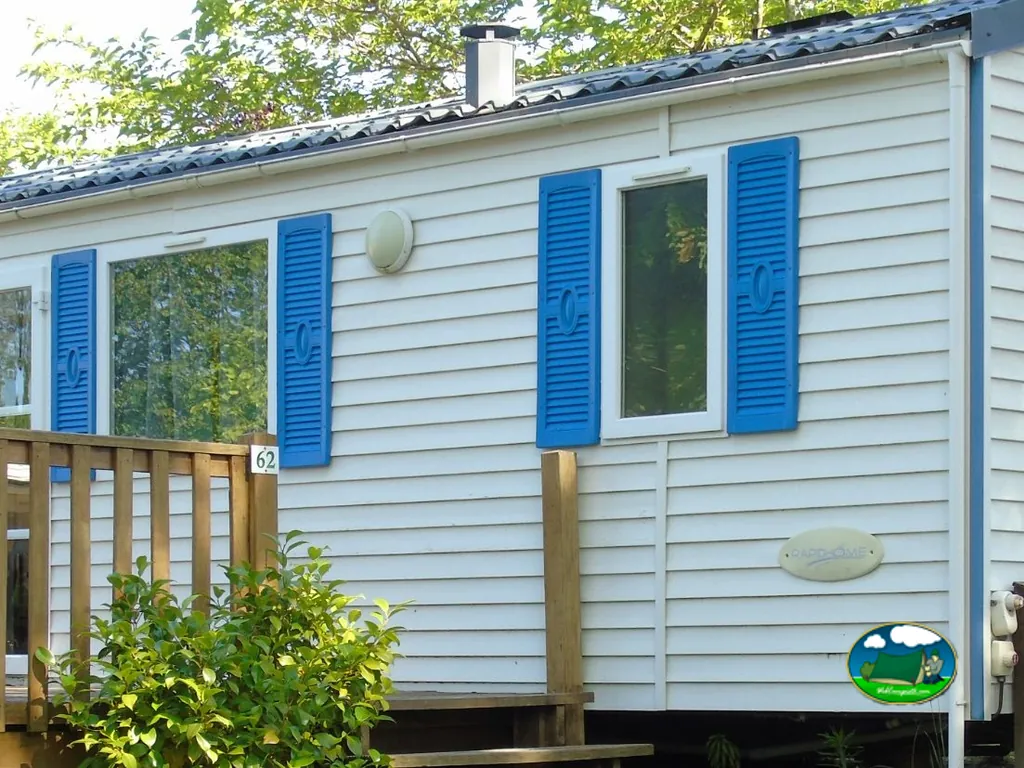 Casa móvil con contraventanas azules