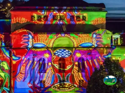 Fachada con proyección colorida