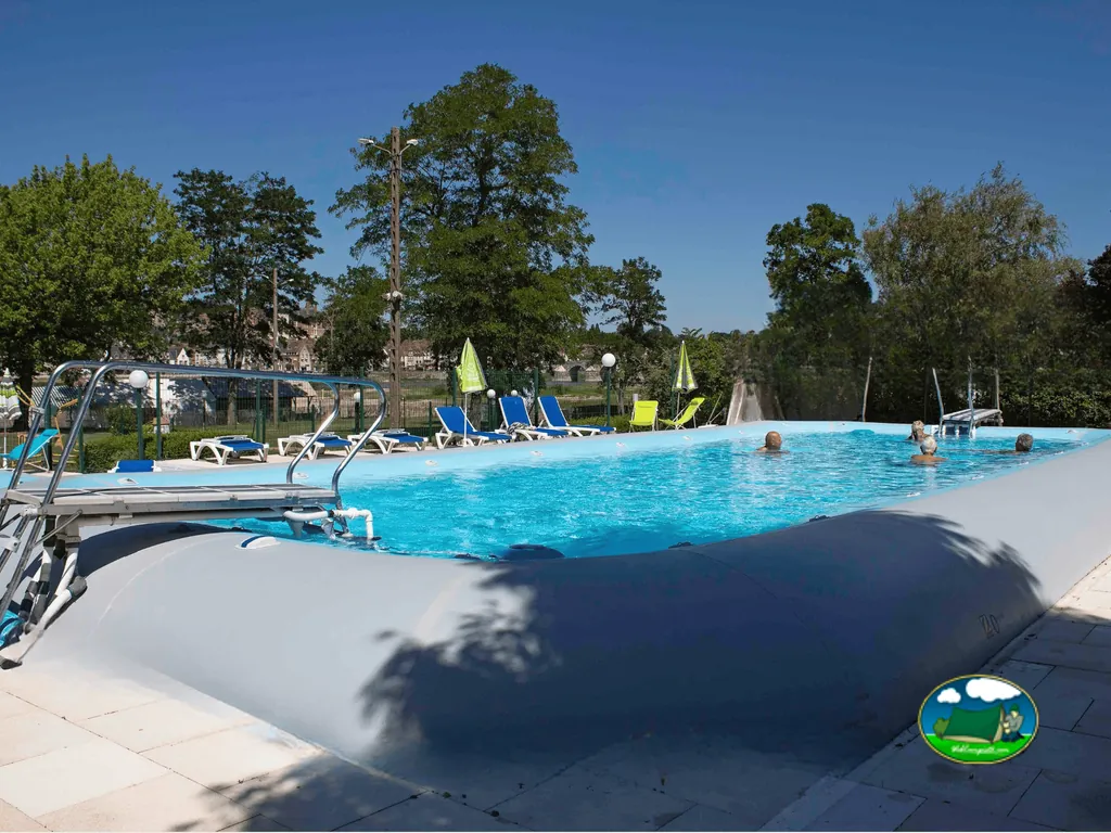 Piscina exterior con tumbonas