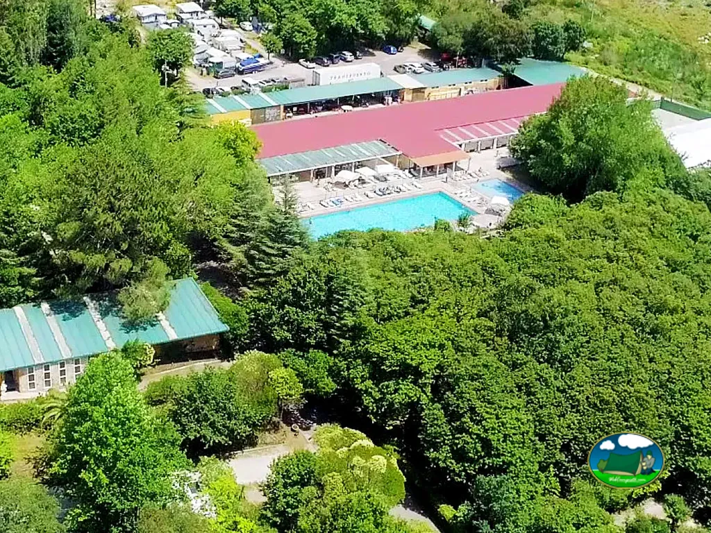Vista aérea con piscina y parcelas de Camping Ría de Arosa 2, Ribeira
