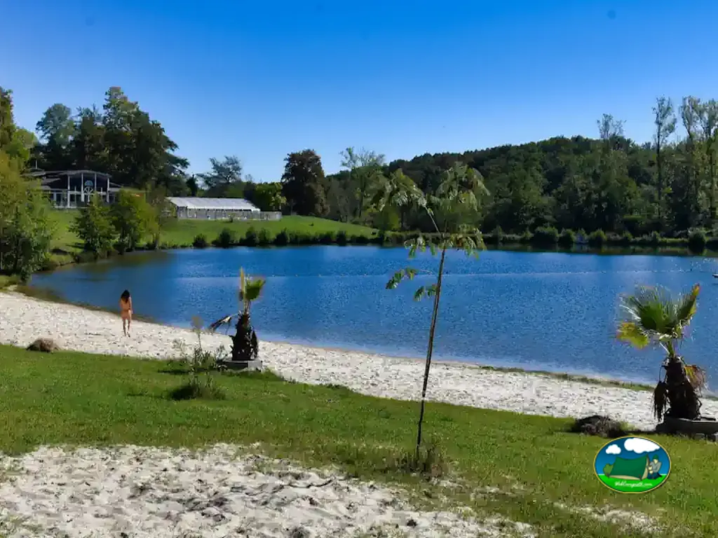 Playa interior junto al lago
