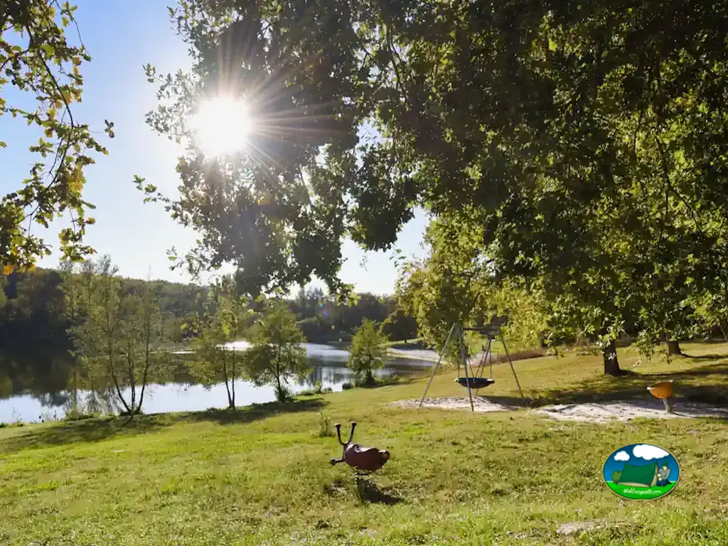 Pradera soleada junto al lago