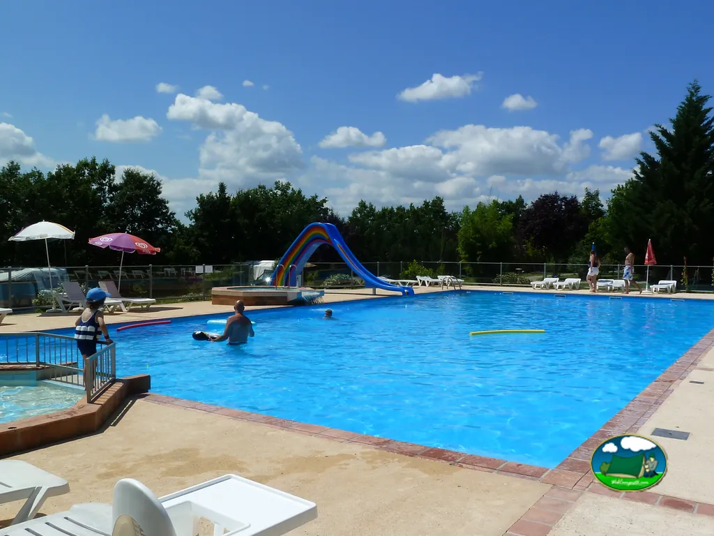 Piscina con tobogán infantil