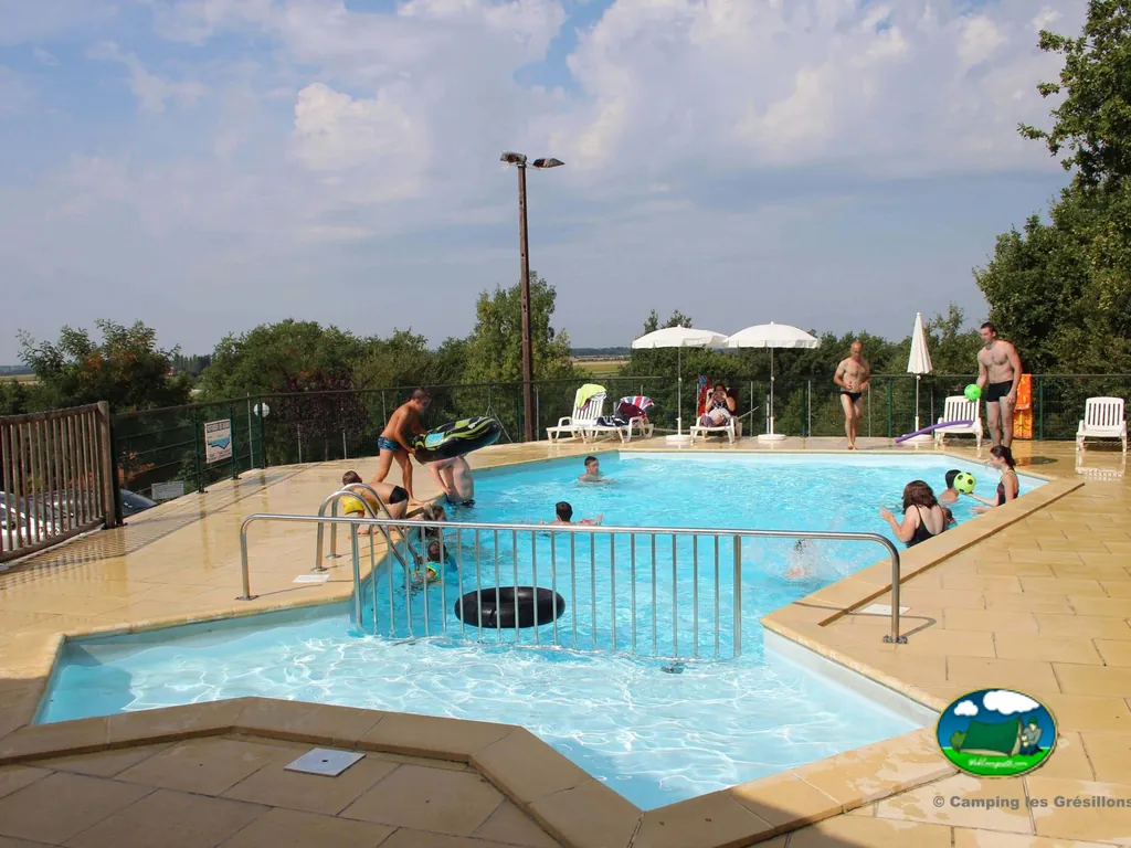 Piscina familiar con bañistas