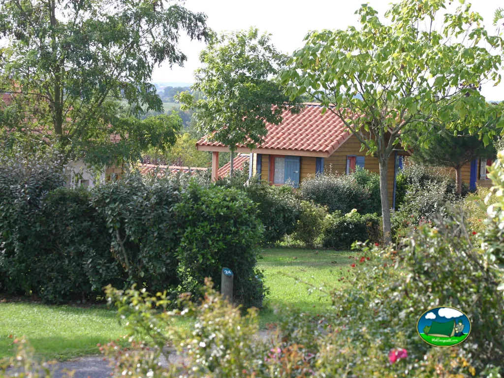 Bungaló entre árboles y jardines