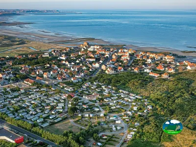 Recinto junto al pueblo costero