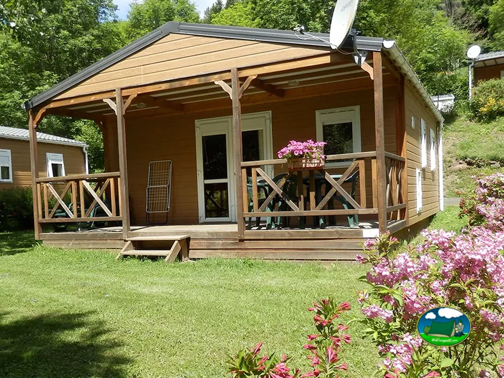 Cabaña de madera con porche