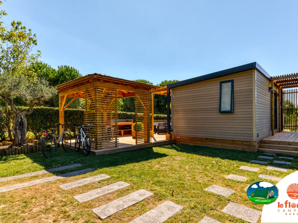 Bungaló de madera con pérgola
