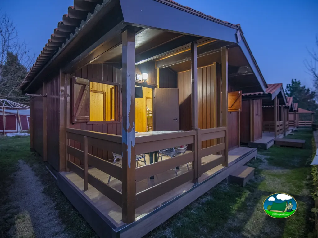 Bungalow iluminado al atardecer de Camping Ría de Arosa, A Pobra do Caramiñal
