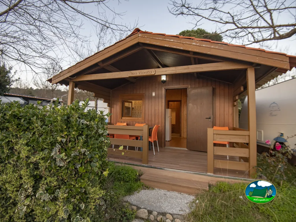 Bungalow de madera con terraza de Camping Ría de Arosa, A Pobra do Caramiñal