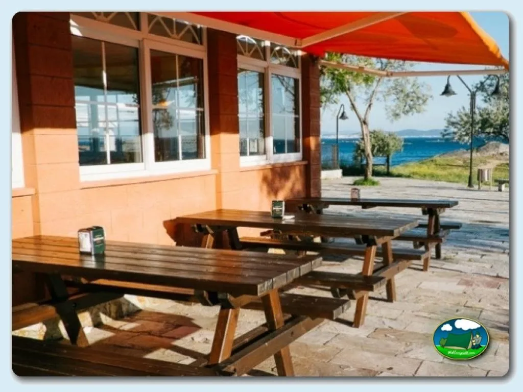 Restaurante junto al mar con vistas a playa del Camping Ría de Arosa 1, Pobra do Caramiñal (A Coruña)