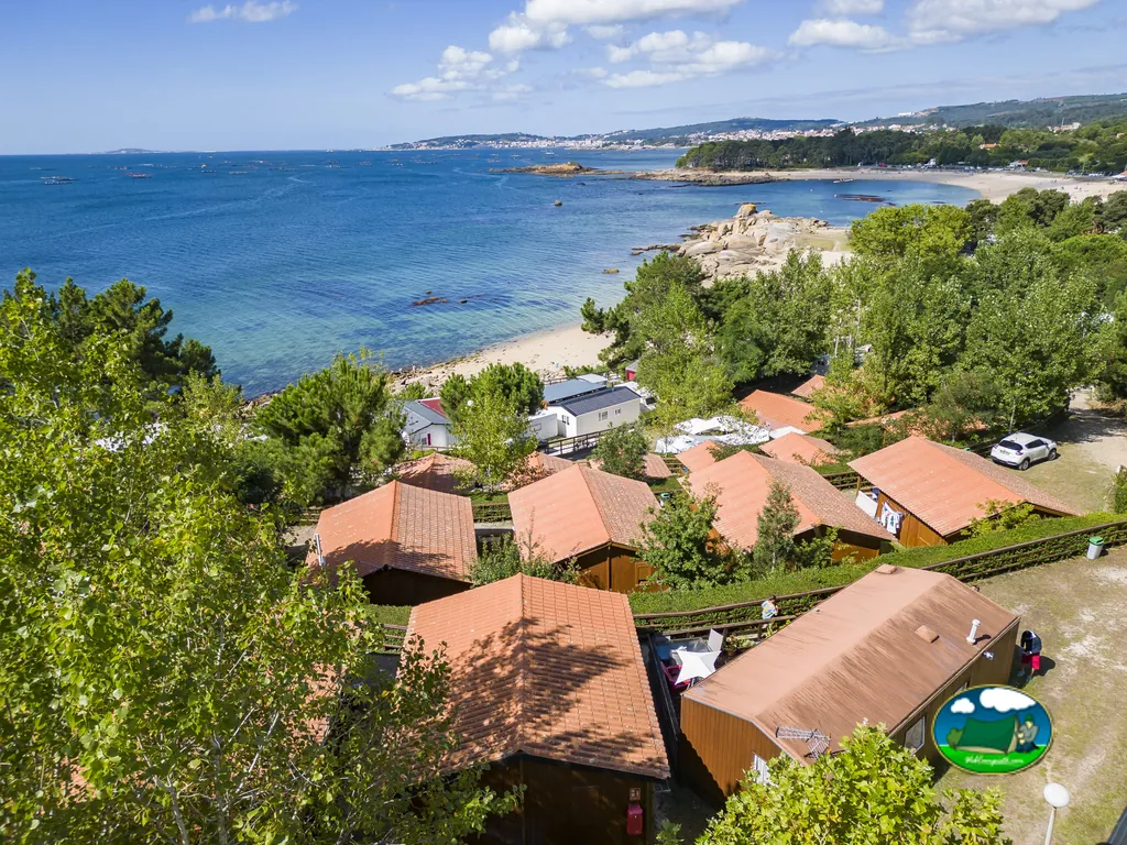 Vista aérea de las parcelas junto al mar de Camping Ría de Arosa, A Pobra do Caramiñal