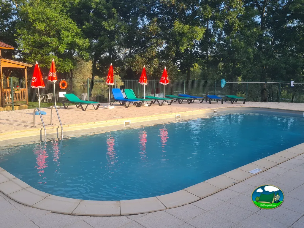 Piscina con tumbonas y sombrillas