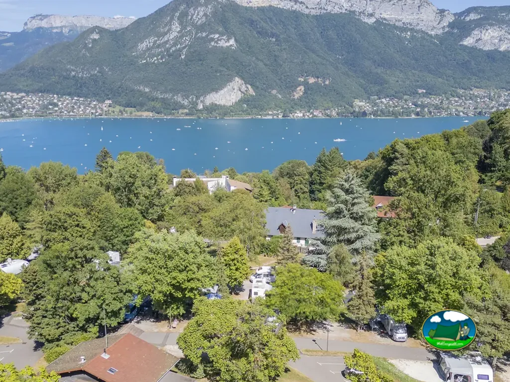 Vista aérea del camping y el lago de Camping Municipal Le Belvédère, Annecy
