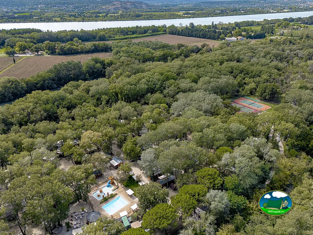 Recinto escondido en el bosque