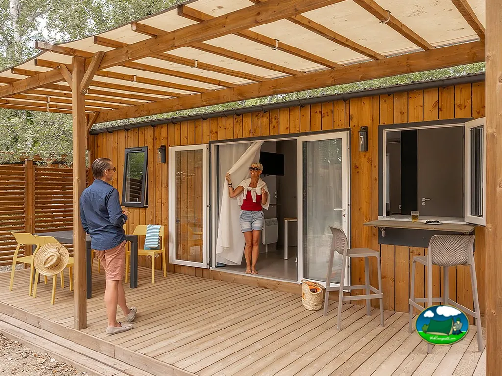 Terraza de bungaló con pareja