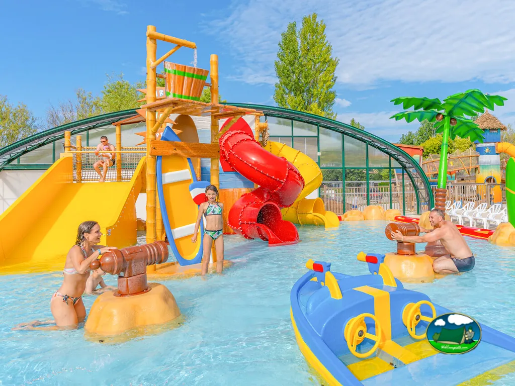 Familias en parque acuático
