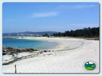 Playa junto al mar con arena blanca y aguas turquesas del Camping Playa Paisaxe II, Pontevedra (Pontevedra)