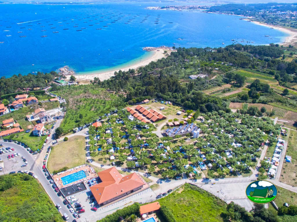 Vista aérea del camping y la playa de Camping Playa Paisaxe II, O Grove