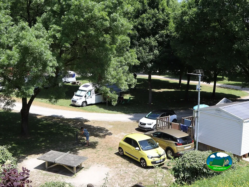 Parcelas con caravanas entre árboles