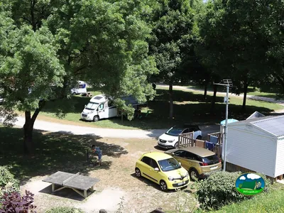 Parcelas con caravanas entre árboles