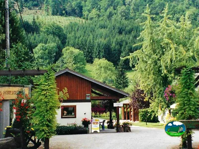Recepción entre flores y montaña