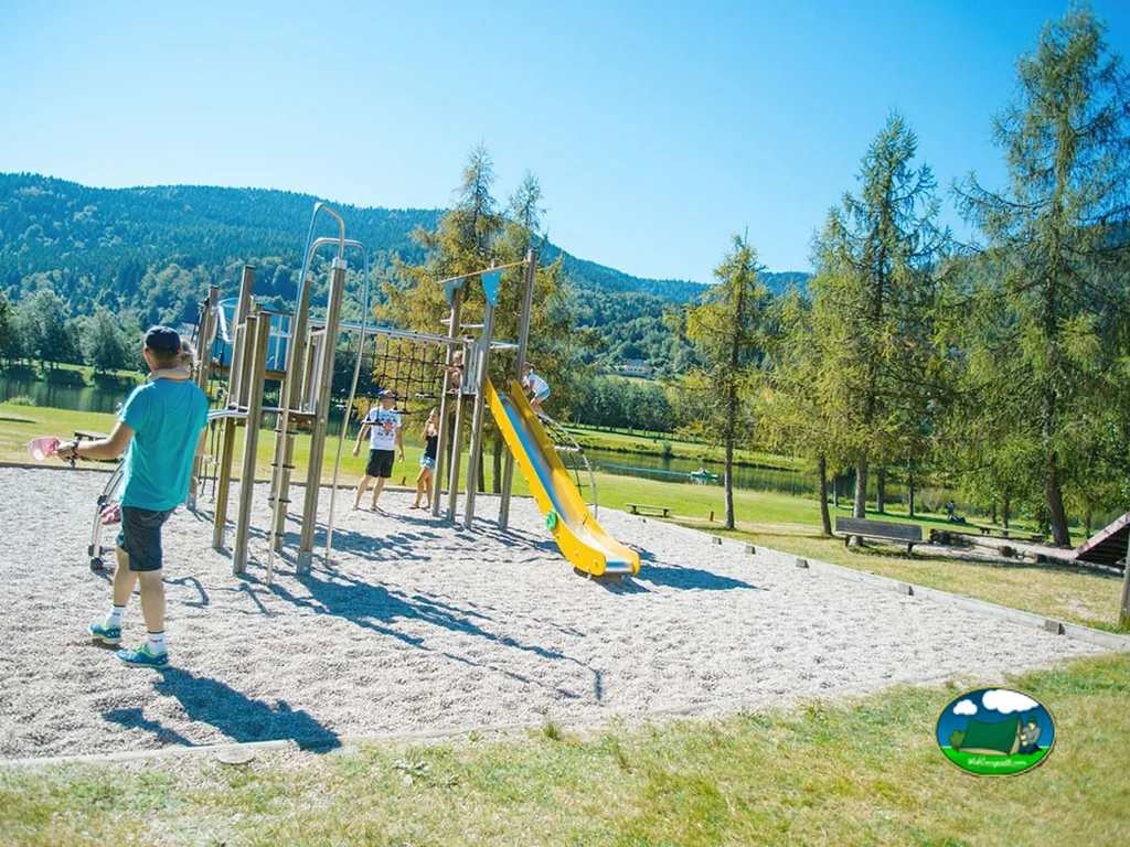 Parque infantil entre montañas