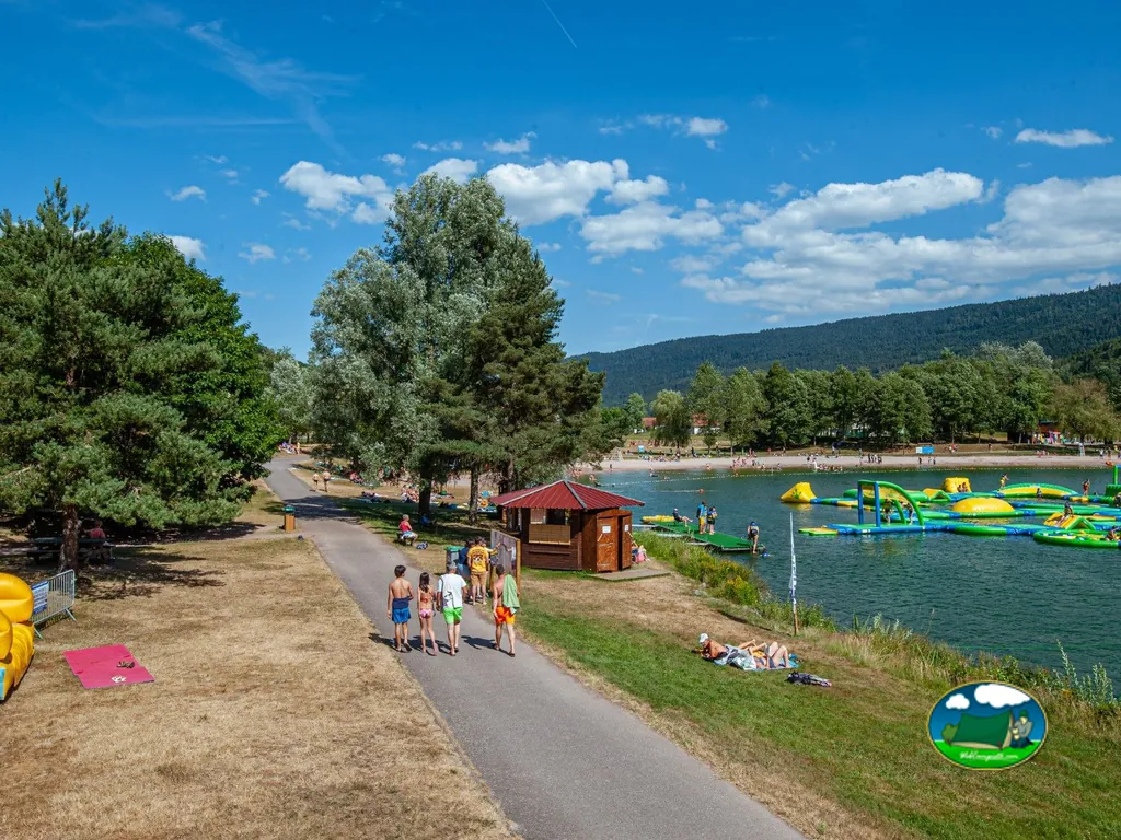 sendero junto a lago con inflables