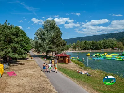 sendero junto a lago con inflables