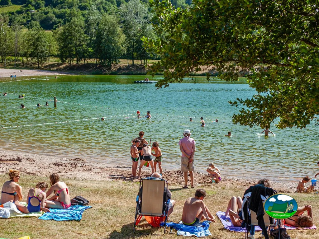 bañistas en la orilla del lago