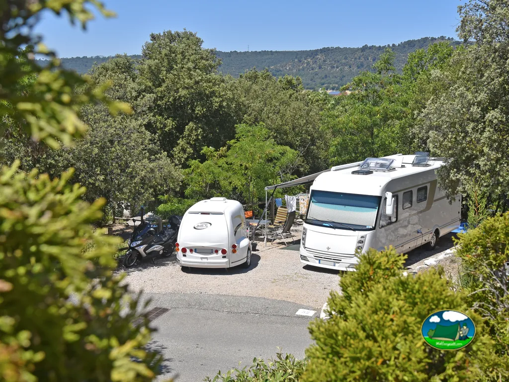 Autocaravana sobre parcela elevada
