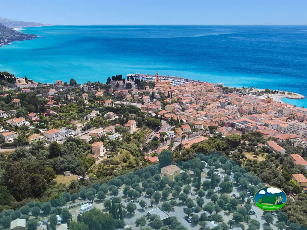 olivar y aparcamiento junto al mar