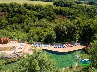 Piscina natural entre bosque