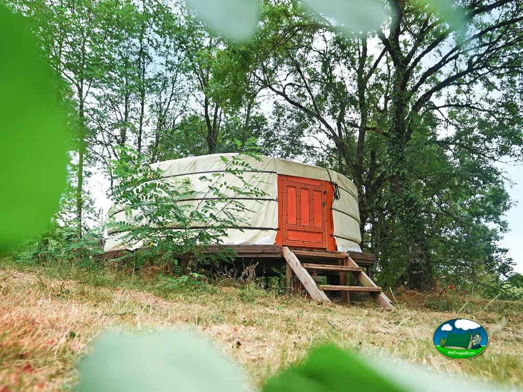 Yurta blanca entre árboles