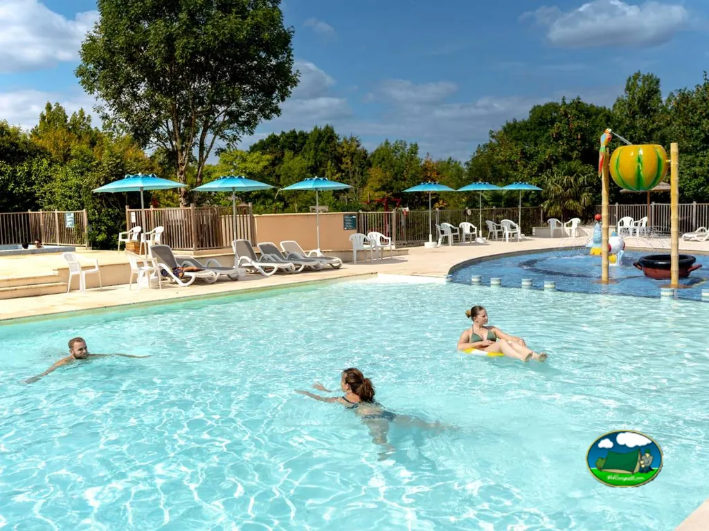 Piscina infantil con juegos acuáticos