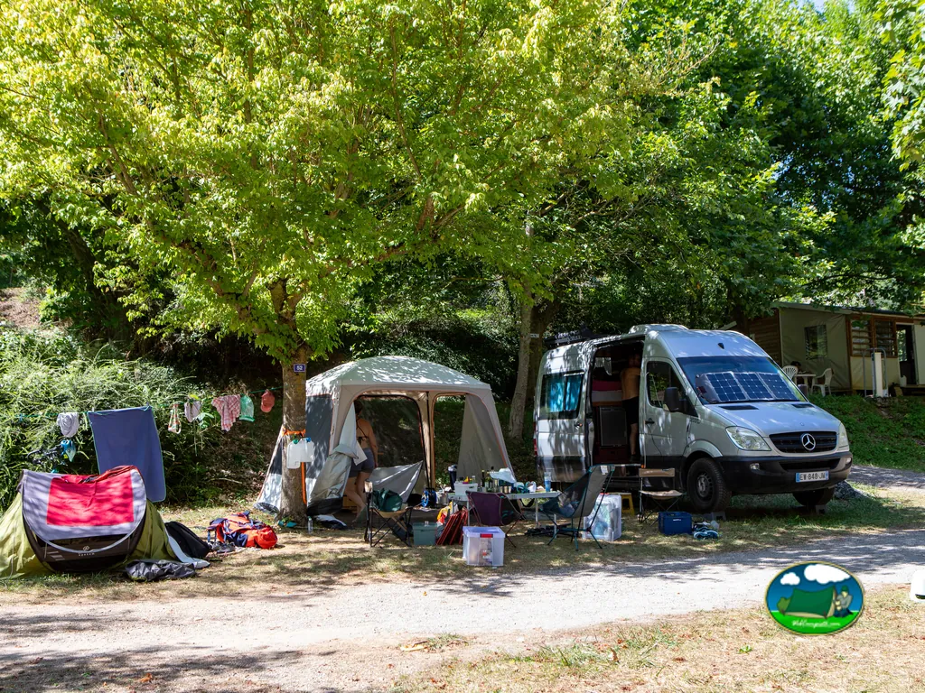 Parcela con tienda y autocaravana