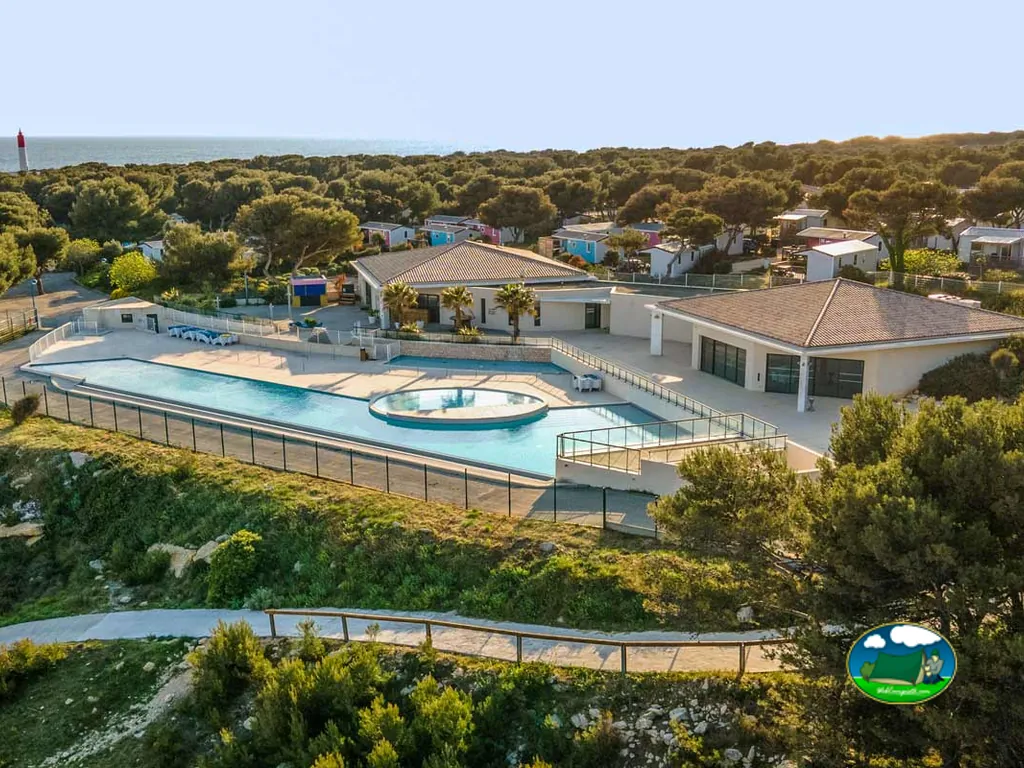 piscina vista aérea junto al mar