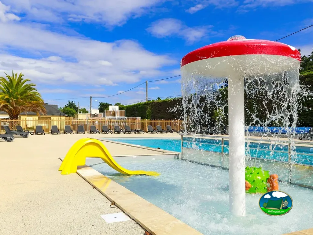 Zona acuática infantil con tobogán