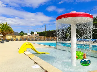 Zona acuática infantil con tobogán
