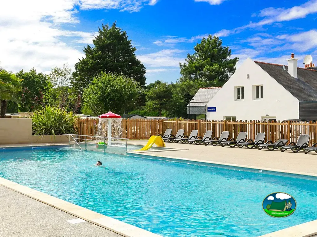 Piscina exterior con tobogán