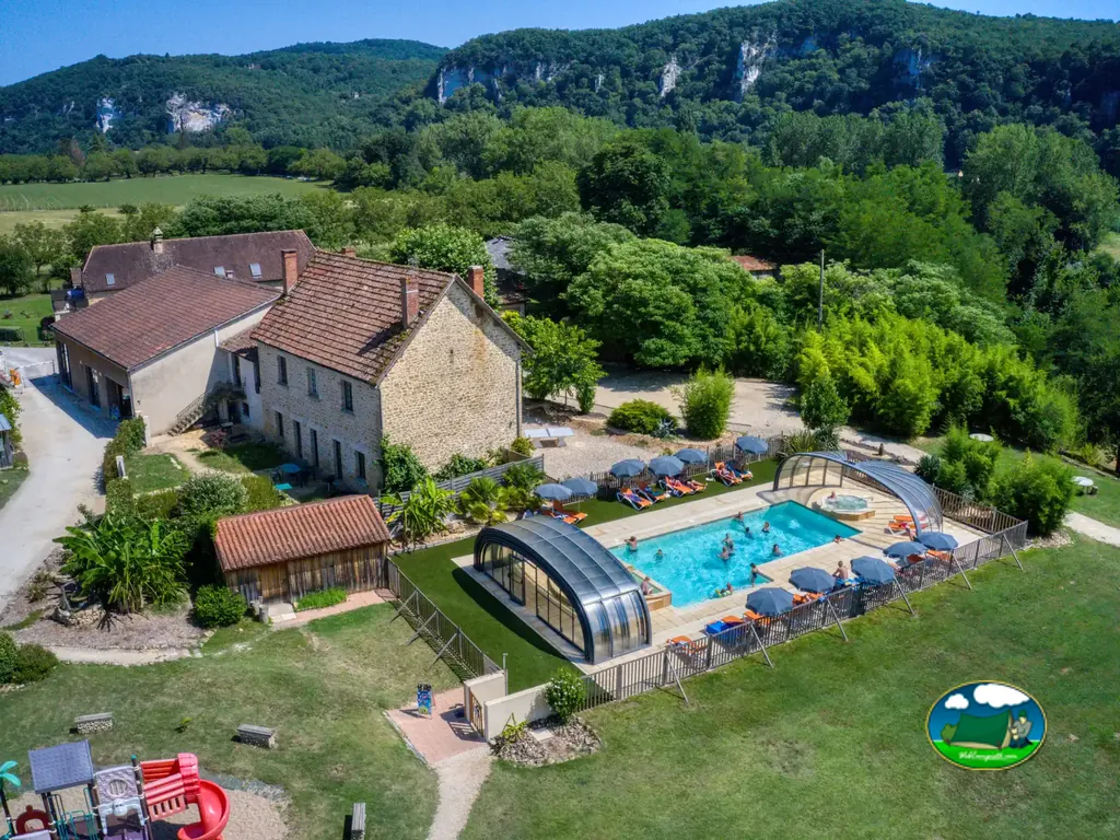 Piscina con cubierta retráctil