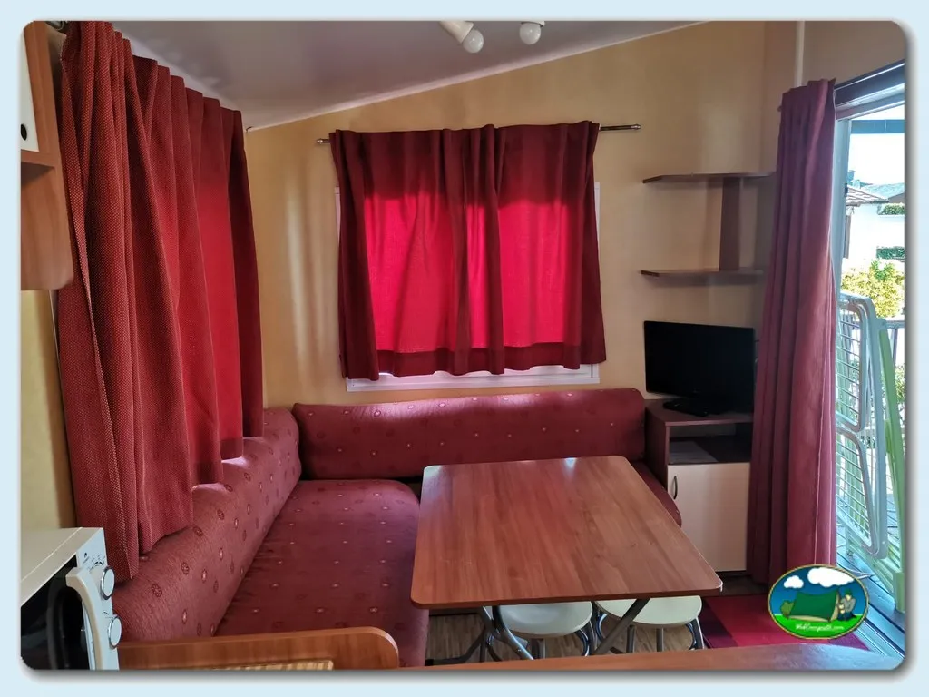 Mobil-home interior con salón y zona de estar del Camping Sol y Mar, O Grove (Pontevedra)