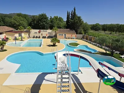 Piscinas con varios toboganes
