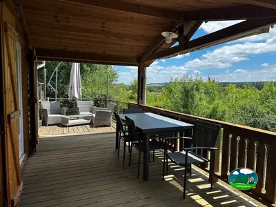 Terraza cubierta con mesa