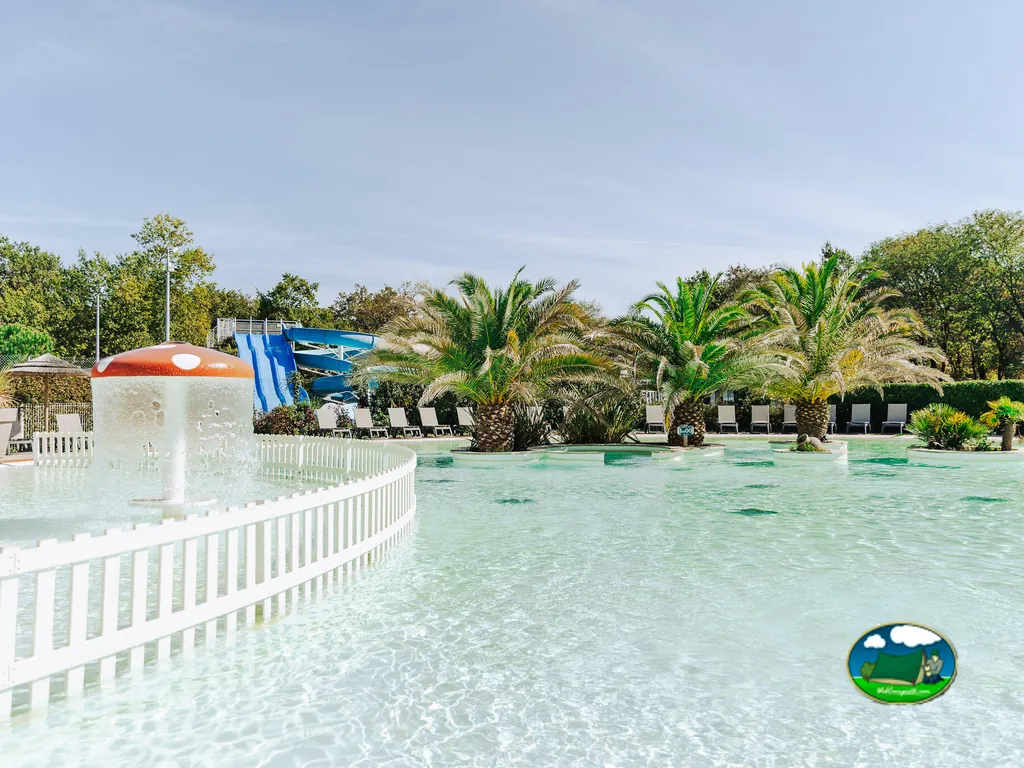 Piscina tropical con fuente
