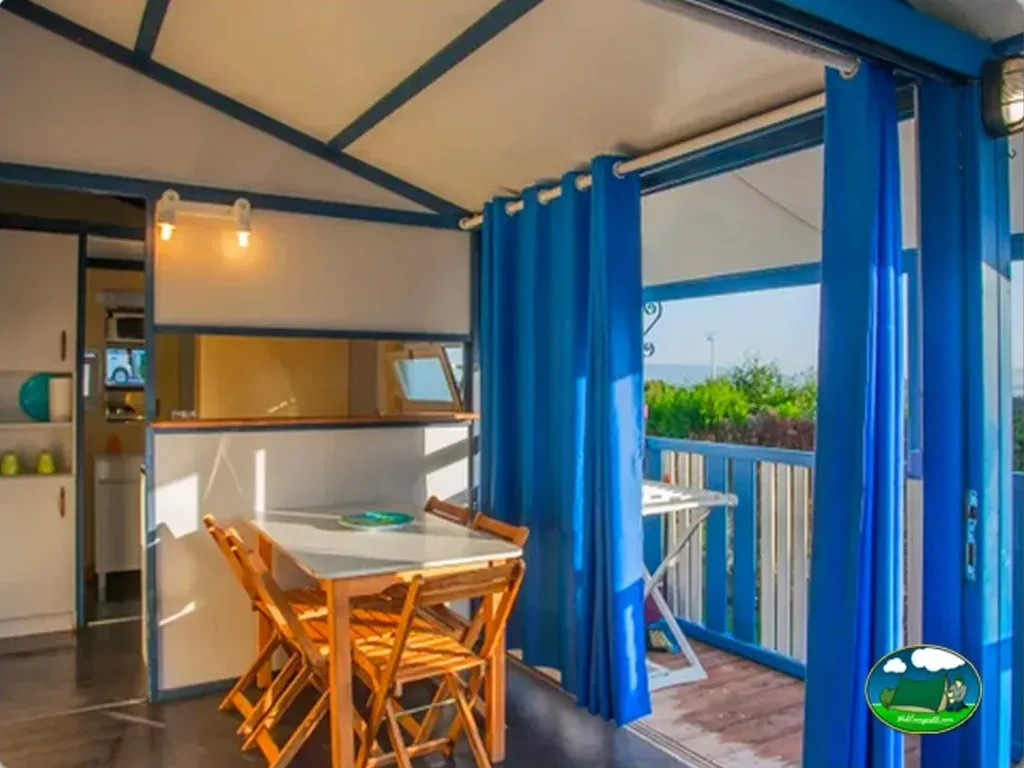 Bungalow con terraza y vistas al jardín del Camping Os Fieitas, O Grove (Pontevedra)